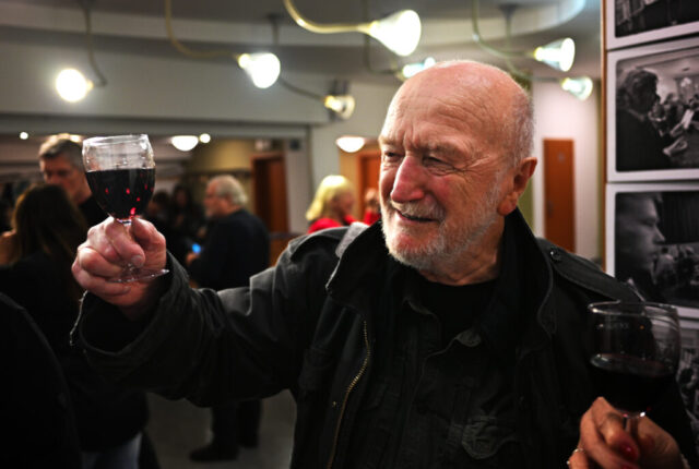 Bohdan Holomicek Fotograf 2025 Na Vernisazi Sve Vystavy Fotografii Z Premiery Hry Vaclava Havla Zebracka Opera 1975